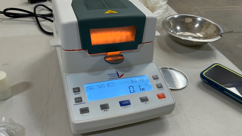 A halogen moisture analyzer with a halogen lamp
