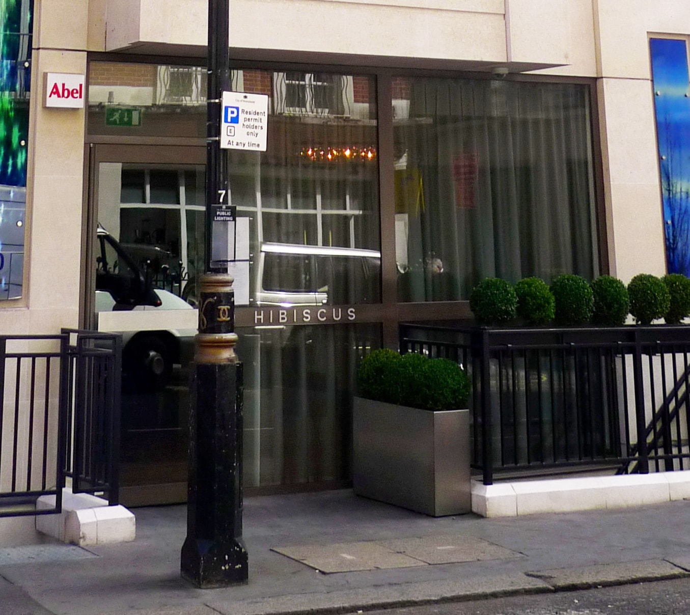 Eingang des Restaurants Hibiscus in London. Foto: Ewan Munro, CC BY-SA 2.0, via Wikimedia Commons